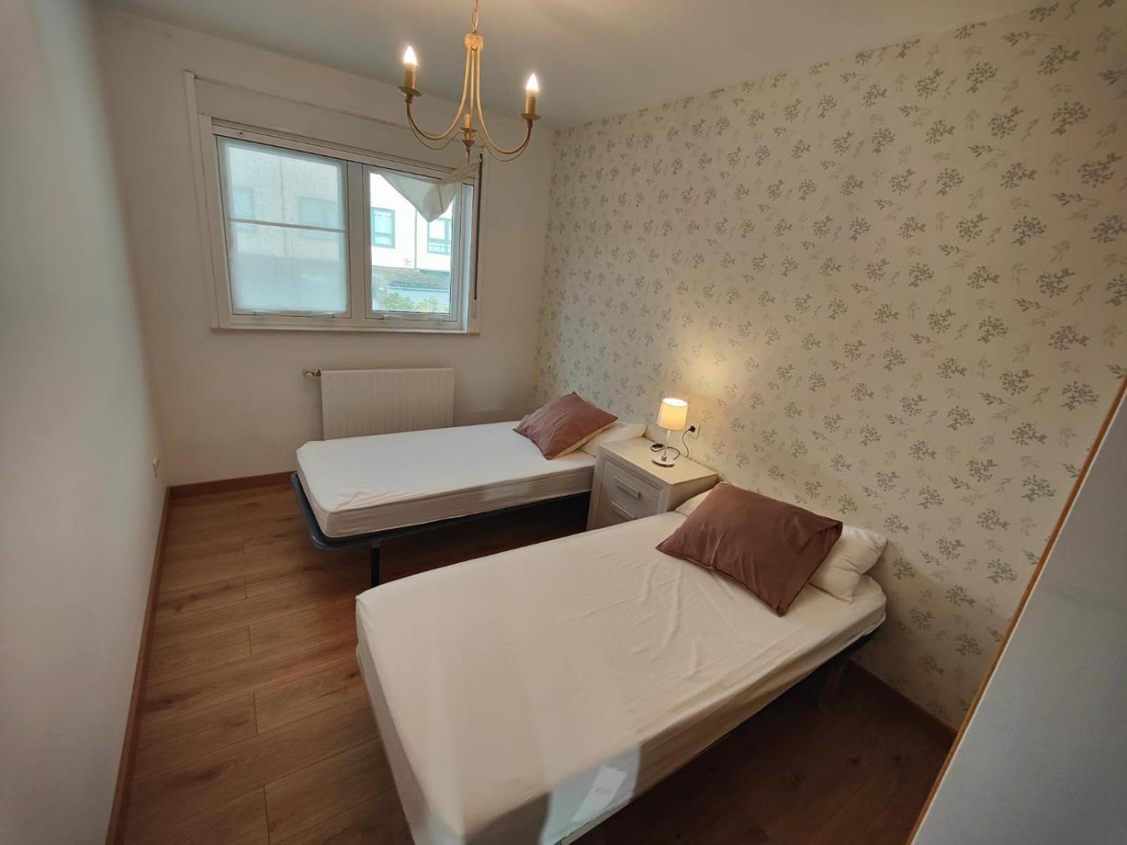 Chalet Con Wifi , Ps4 , Garaje, 5 Dormitorios, 3 Banos, Santiago De Compostela Luaran gambar