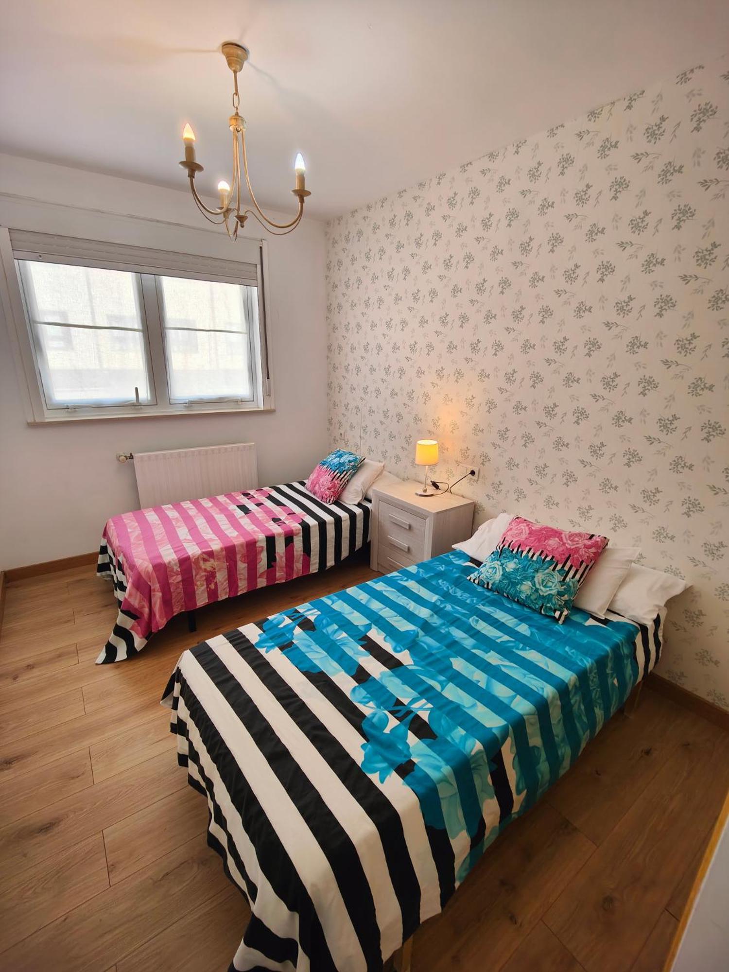 Chalet Con Wifi , Ps4 , Garaje, 5 Dormitorios, 3 Banos, Santiago De Compostela Luaran gambar